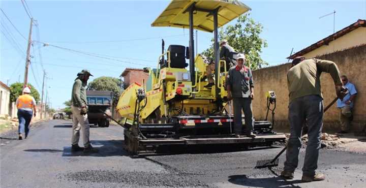 As máquinas e a equipe da Prefeitura de Sete Lagoas estão realizando os trabalhos em três ruas do bairro.